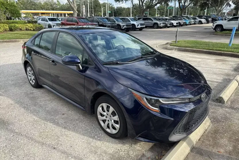 2021 Toyota Corolla LE photo 1