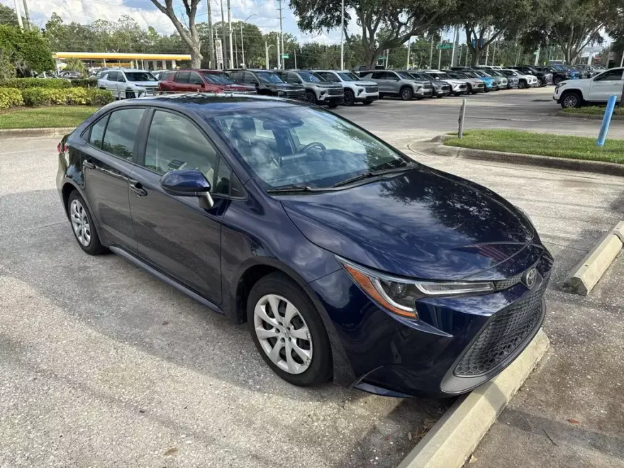 2021 Toyota Corolla LE photo 1