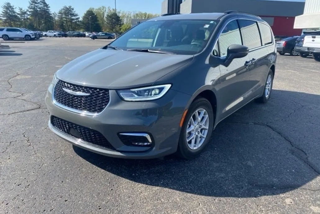 2022 Chrysler Pacifica Touring L photo 1