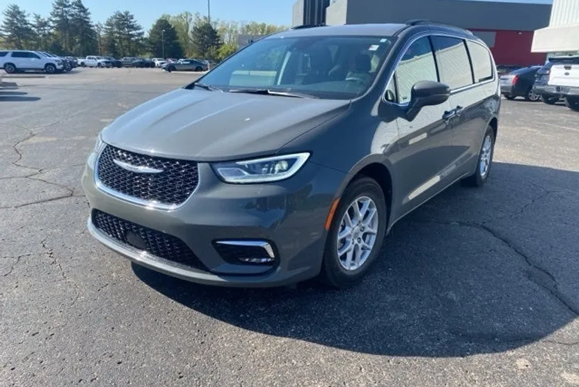 2022 Chrysler Pacifica Touring L photo 1