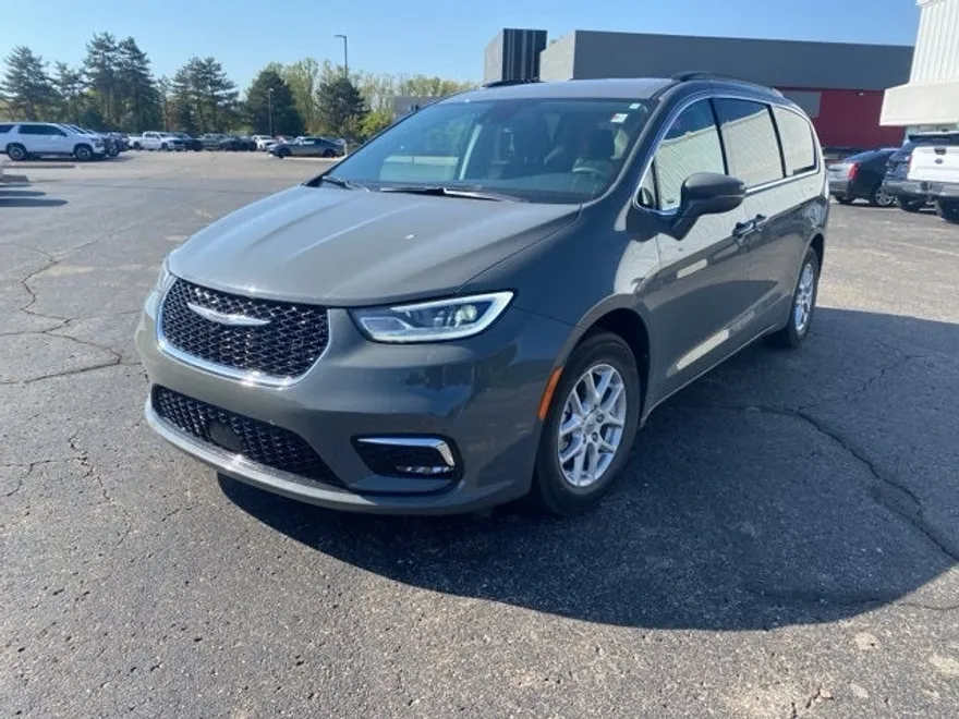 2022 Chrysler Pacifica Touring L photo 1