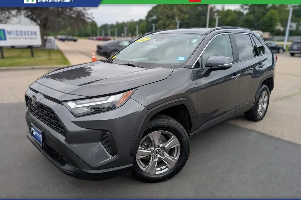 2022 Toyota RAV4 XLE photo 1