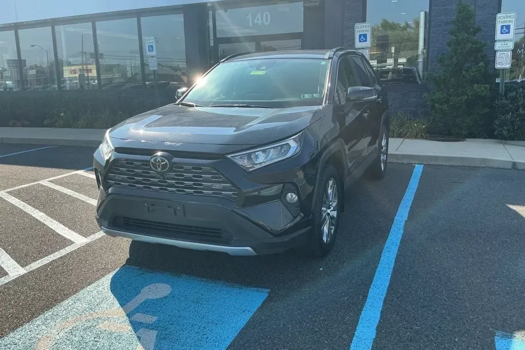 2019 Toyota RAV4 Limited photo 1