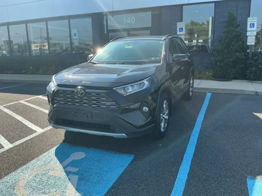 2019 Toyota RAV4 Limited photo 1