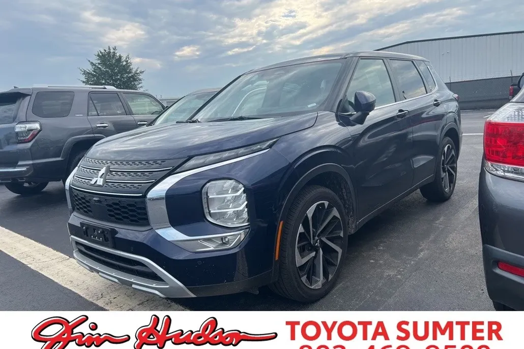 2023 Mitsubishi Outlander SE photo 1