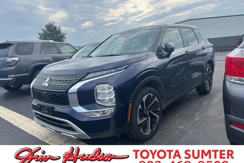 2023 Mitsubishi Outlander SE photo 1