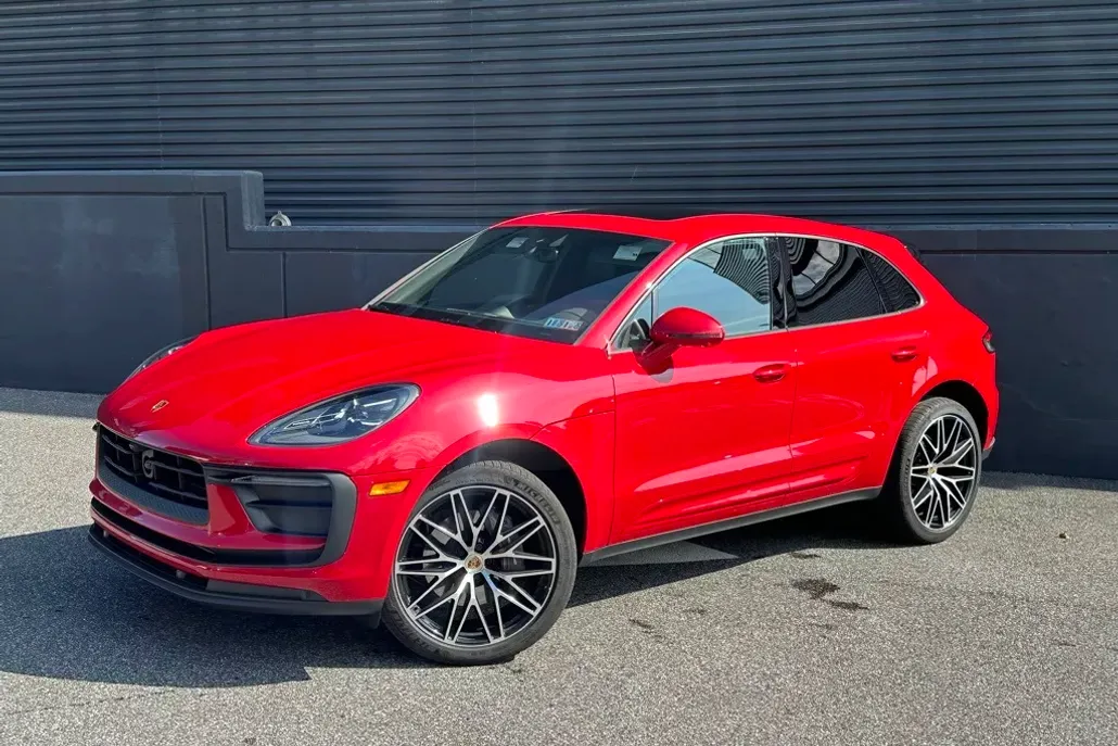 2025 Porsche Macan photo 1