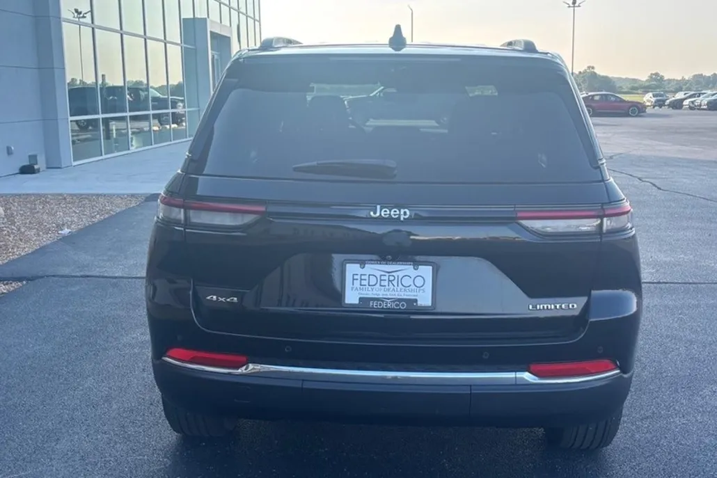 2023 Jeep Grand Cherokee Limited photo 1