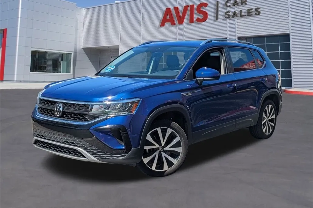 2024 Volkswagen Taos SE photo 1