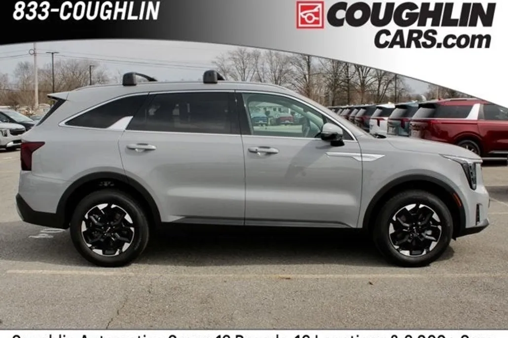 2025 Kia Sorento S photo 1