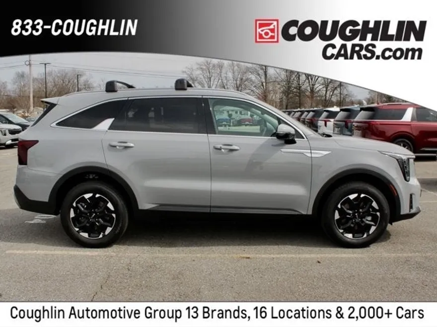 2025 Kia Sorento S photo 1
