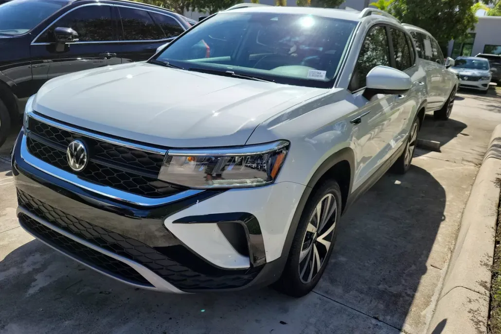 2024 Volkswagen Taos SE photo 1