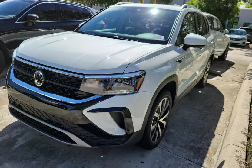2024 Volkswagen Taos SE photo 1