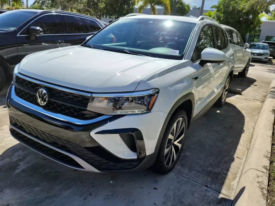 2024 Volkswagen Taos SE photo 1