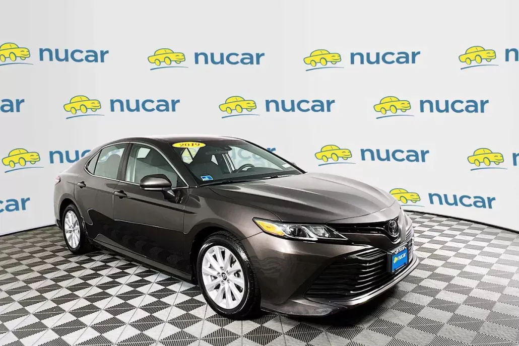 2019 Toyota Camry LE photo 1