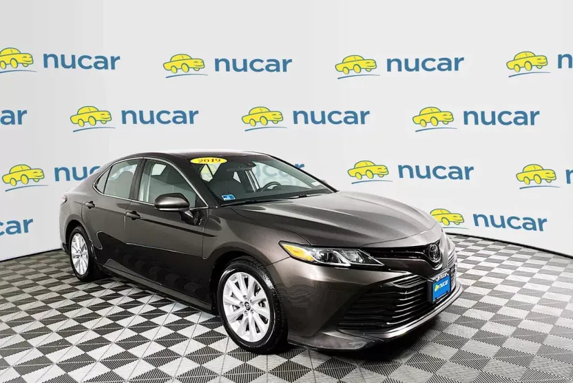 2019 Toyota Camry LE photo 1