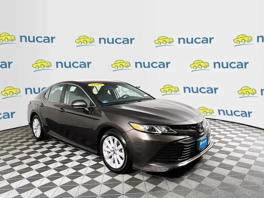 2019 Toyota Camry LE photo 1