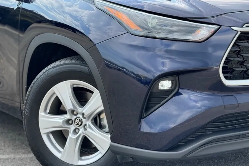 2024 Toyota Highlander LE photo 1