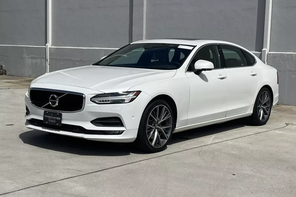 2018 Volvo S90 Momentum photo 1