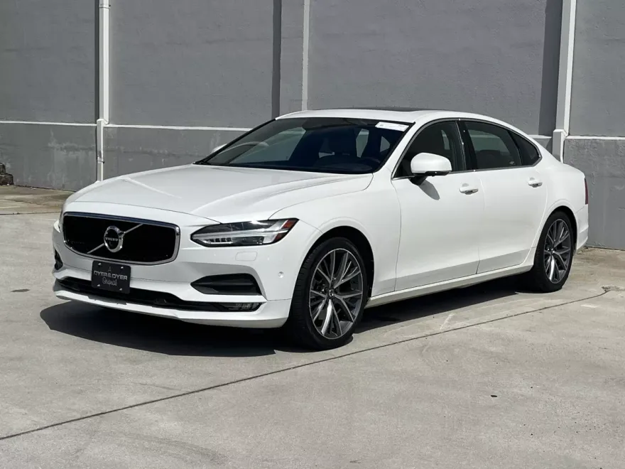 2018 Volvo S90 Momentum photo 1