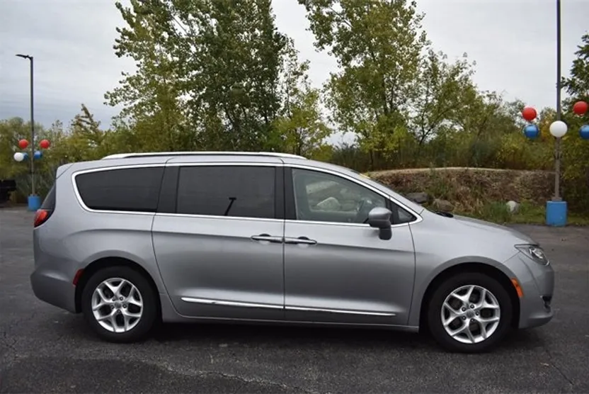 2018 Chrysler Pacifica Touring Plus photo 1