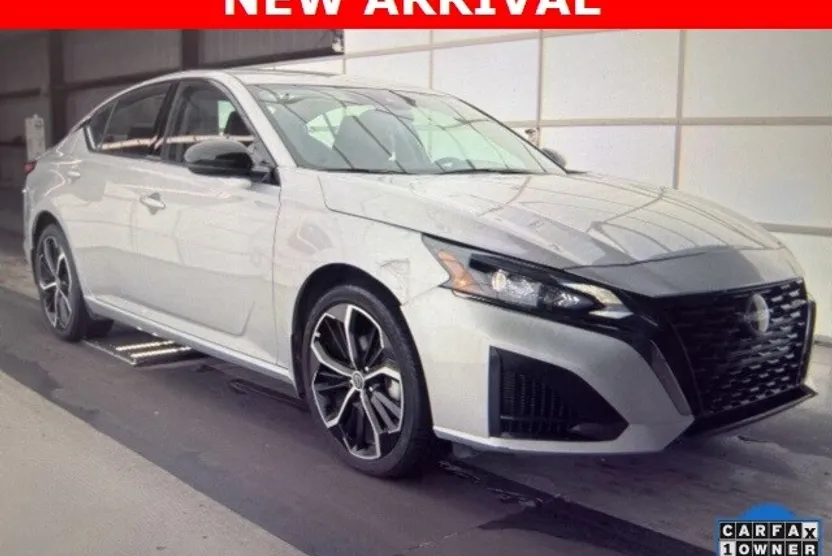 2025 Nissan Altima SR photo 1