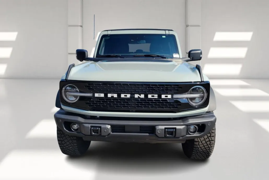 2023 Ford Bronco Base photo 1