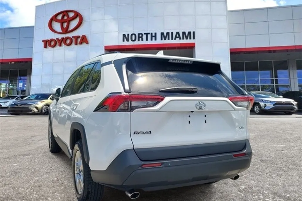 2022 Toyota RAV4 XLE photo 1