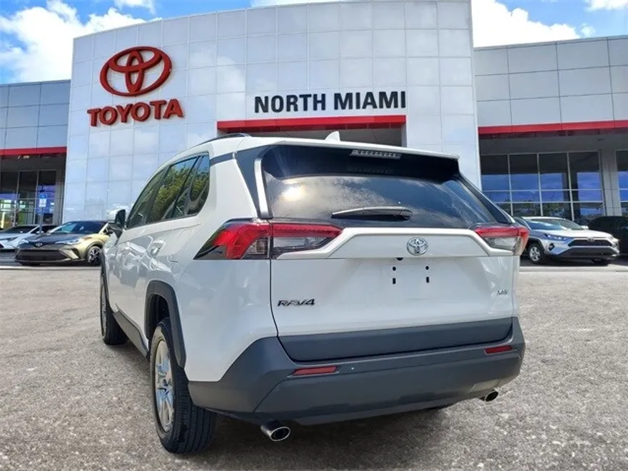 2022 Toyota RAV4 XLE photo 1