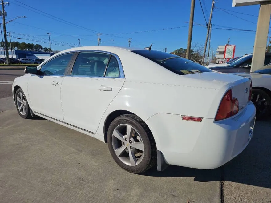 2011 Chevrolet Malibu 1LT photo 1