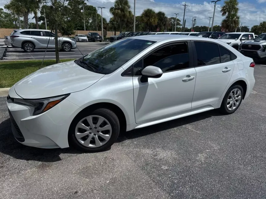 2024 Toyota Corolla Hybrid LE photo 1