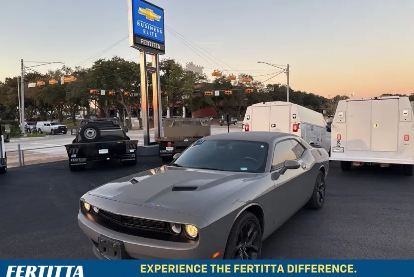 2023 Dodge Challenger SXT photo 1