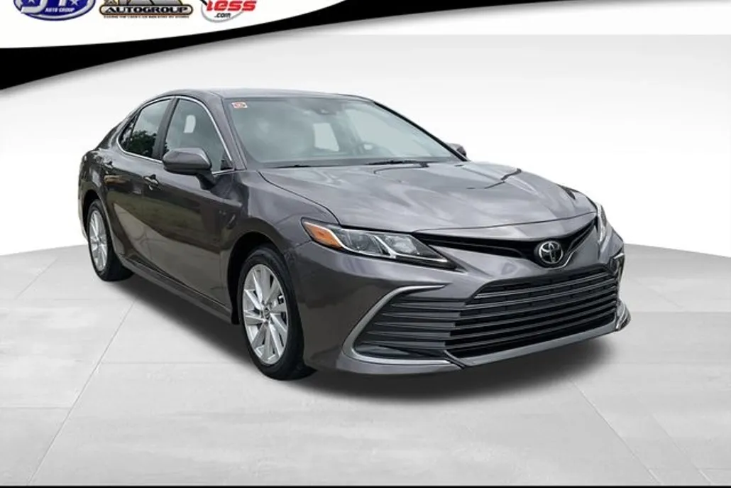 2022 Toyota Camry LE photo 1