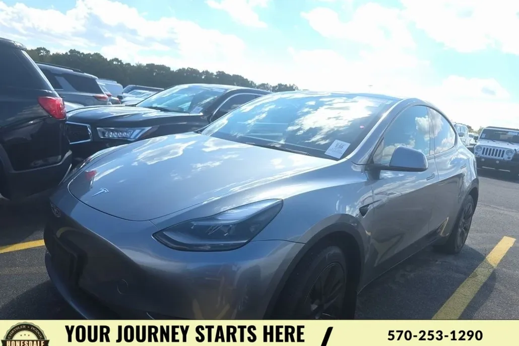 2025 Tesla Model Y Long Range photo 1