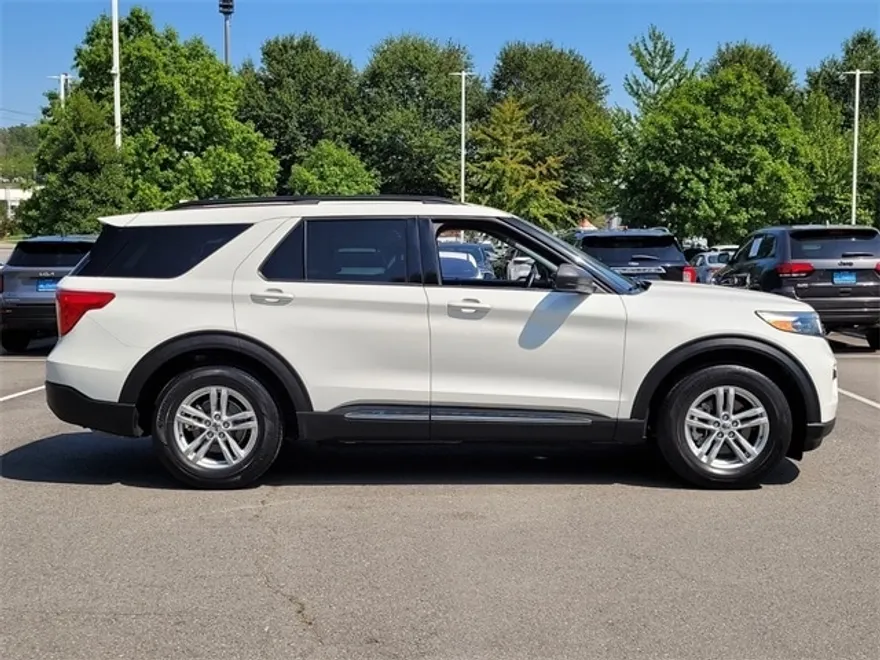 2022 Ford Explorer XLT photo 1