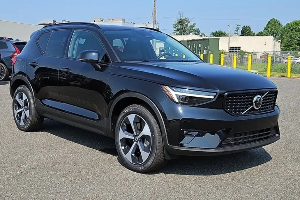 2026 Volvo XC40 Plus photo 1