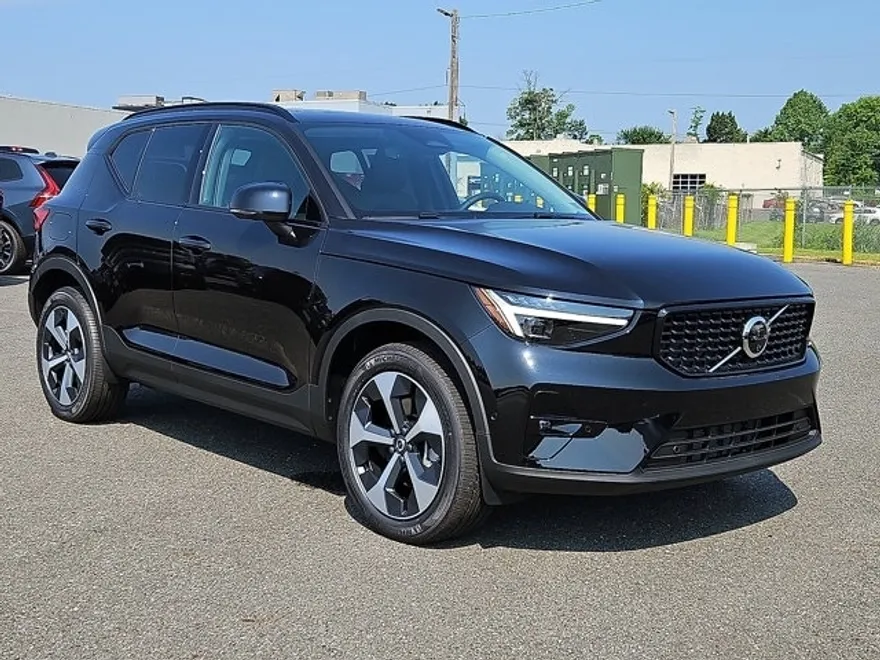 2026 Volvo XC40 Plus photo 1