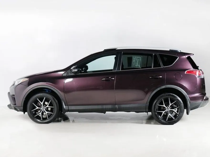2016 Toyota RAV4 SE photo 1