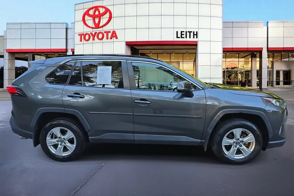 2020 Toyota RAV4 XLE photo 1