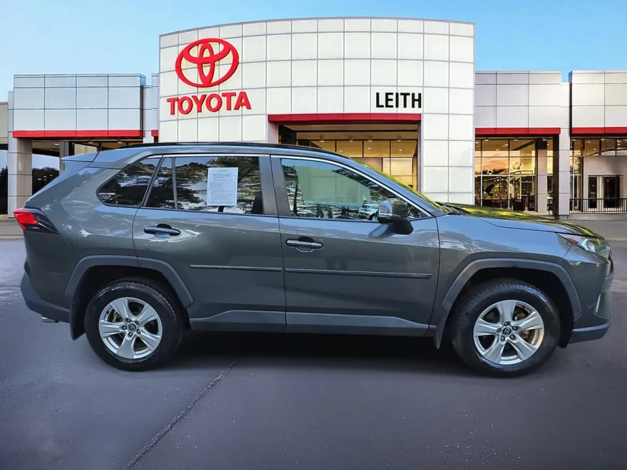 2020 Toyota RAV4 XLE photo 1