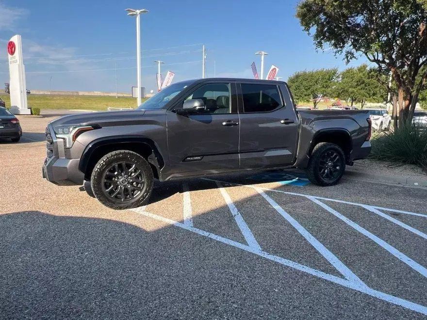 2022 Toyota Tundra Platinum photo 1