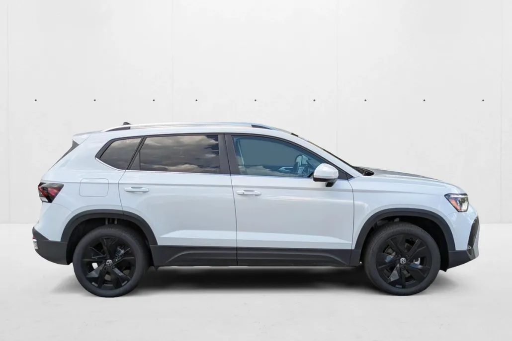 2025 Volkswagen Taos SE photo 1