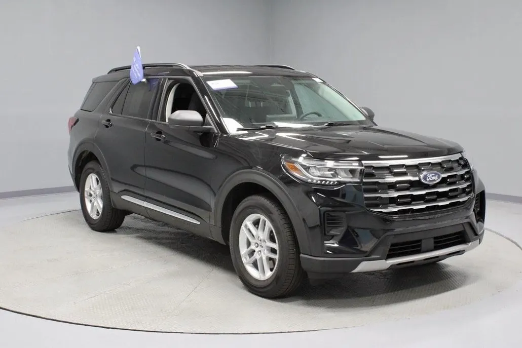 2025 Ford Explorer photo 1