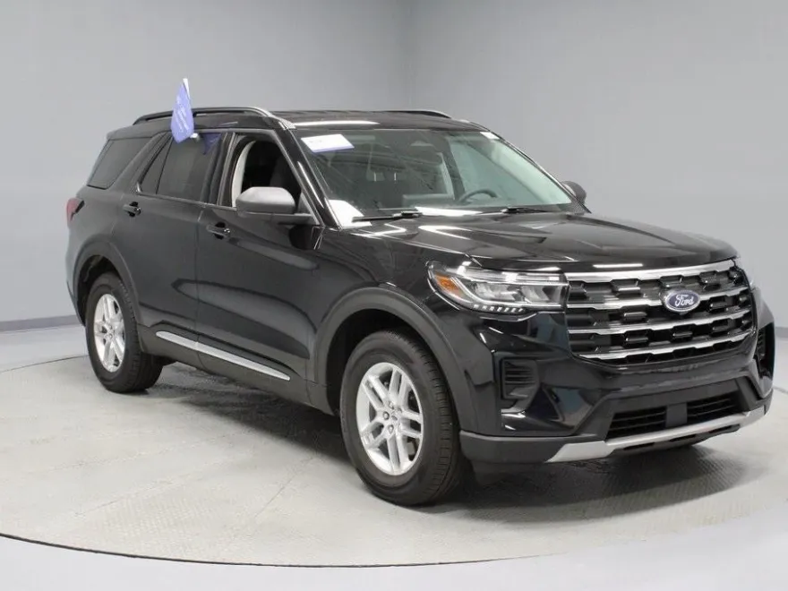 2025 Ford Explorer photo 1
