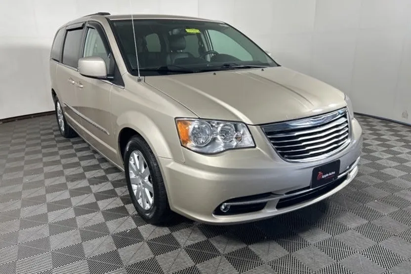 2014 Chrysler Town & Country Touring photo 1
