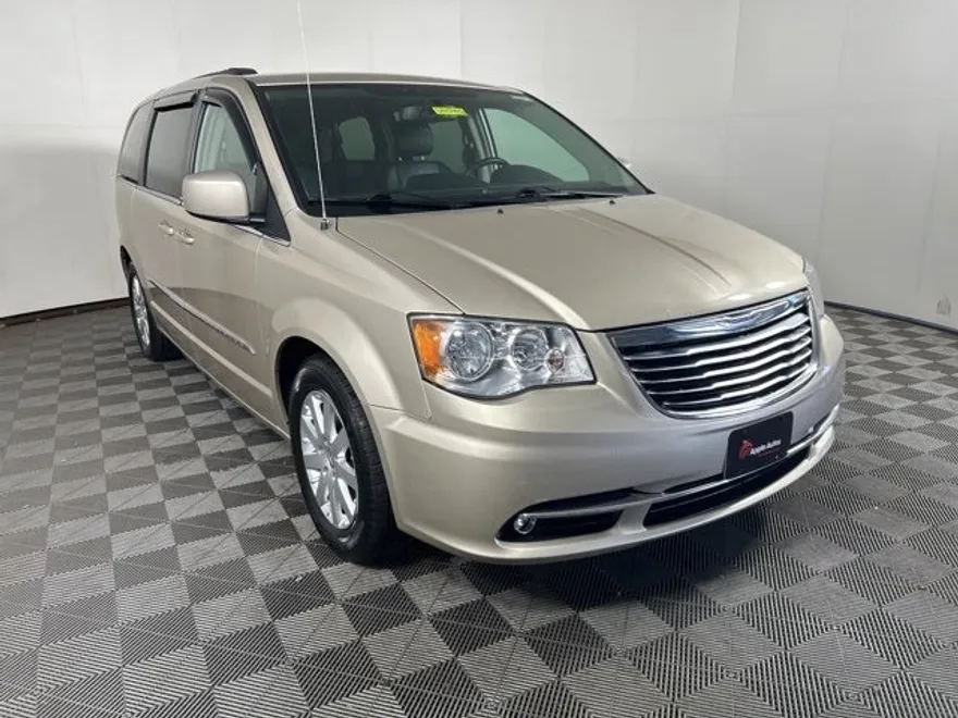 2014 Chrysler Town & Country Touring photo 1