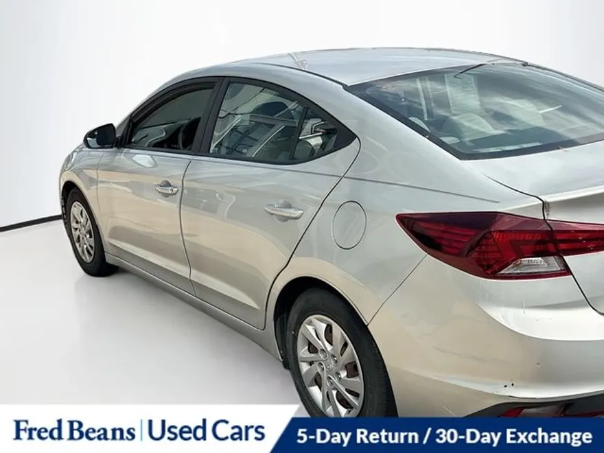 2019 Hyundai Elantra SE photo 1