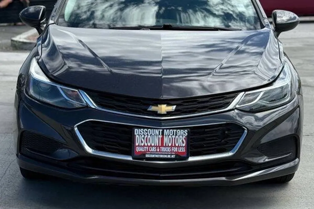 2017 Chevrolet Cruze LT photo 1