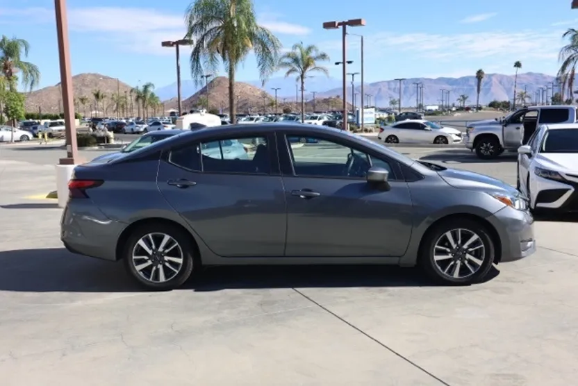 2023 Nissan Versa 1.6 SV photo 1
