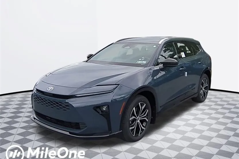 2025 Toyota Crown Signia XLE photo 1